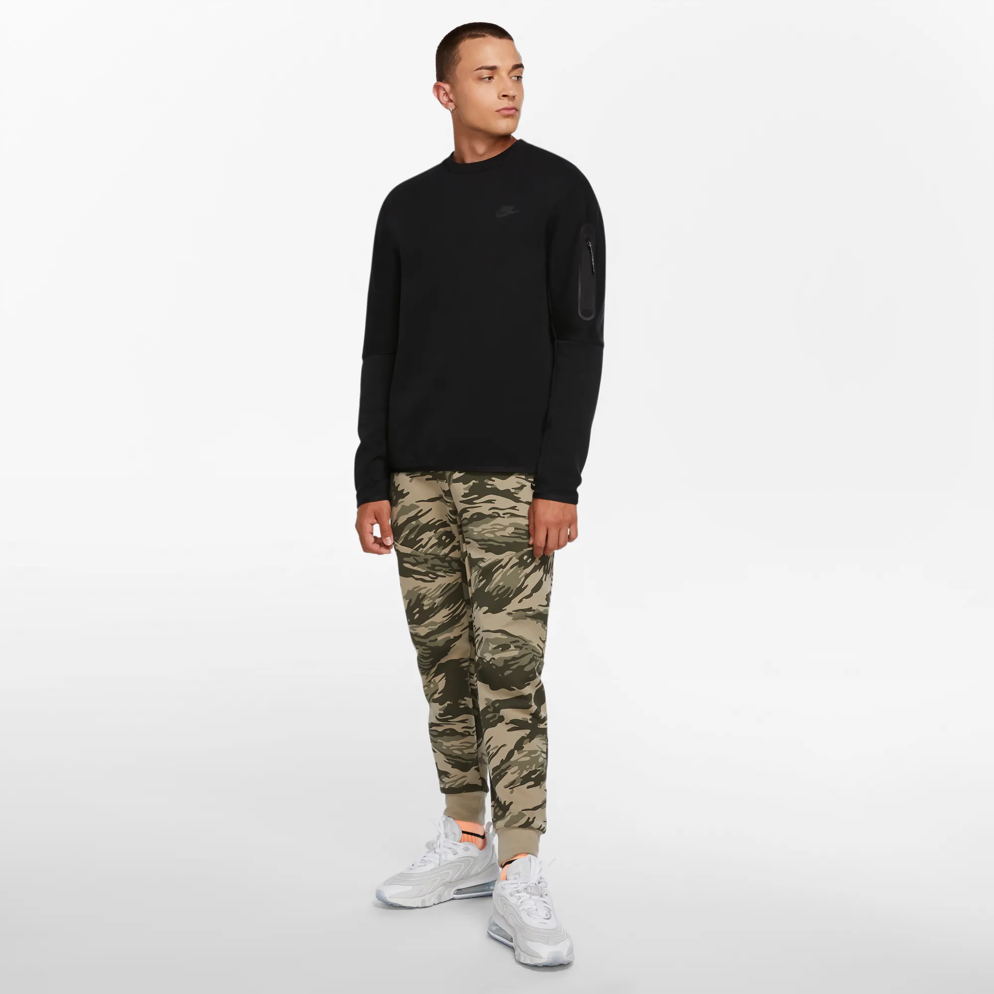 NIKE SPORTSWEAR TECH FLEECE